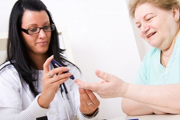Wizyta u lekarza i pomiar cukru we krwi w celu zdiagnozowania cukrzycy